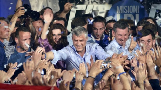 Kosovo, Priština. Kosovský premiér Hashim Thaçi po zveřejněnní předběžných výsledků slaví vítězství své Demokratické strany Kosova ve volbách