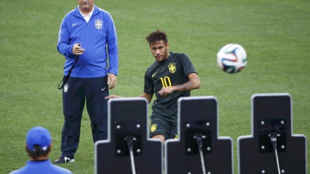 Neymar za dohledu Scolariho trénuje trestné kopy