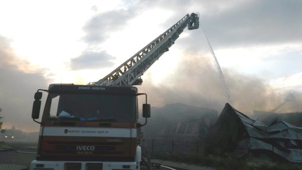 Požár skladu firmy s výčepním zařízením v Plzni-Liticích