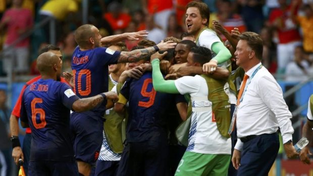 Radující se Nizozemci po drtivém vítězství nad Španělskem 5:1 na MS v Brazílii