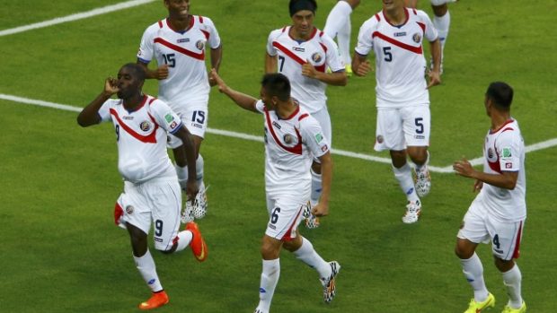 Hráči Kostariky se radují z vítězného gólu