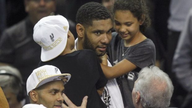 Tim Duncan oslavil pátý titul v NBA na palubovce se svými dětmi