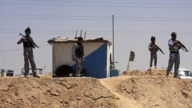 Irácké bezpečnostní síly při ostraze hranic mezi provinciemi Karbalá a Anbar