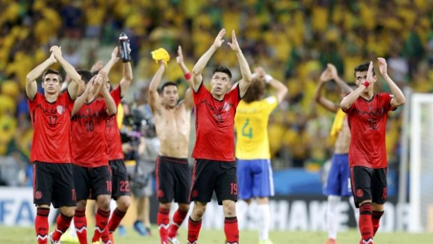 Fotbalisté Mexika i Brazílie (v pozadí) děkují divákům Castelao arény ve Fortaleze