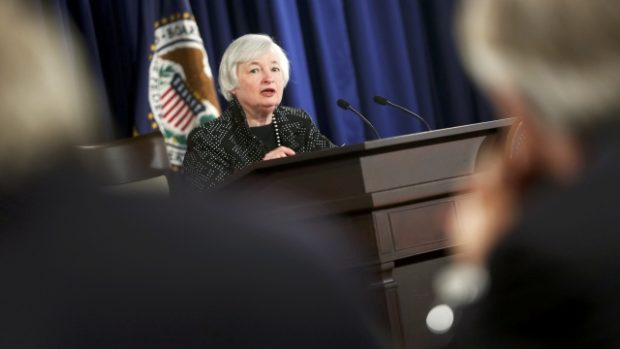 Šéfka Americké centrální banky Janet Yellenová přibližuje na tiskové konferenci závěry dvoudenního zasedání bankéřů