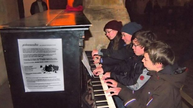 Piana na ulici přitahují pozornost dětí i dospělých