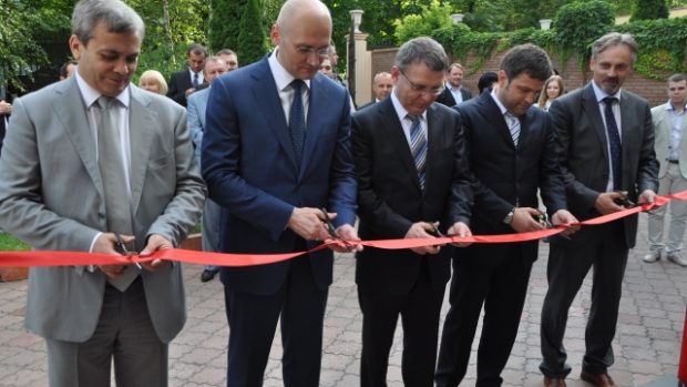 Ministr zahraničí Lubomír Zaorálek (třetí zleva) otevřel nový honorární konzulát České republiky v ukrajinském Dněpropetrovsku. Honorárním konzulem je Serhij Dyrdin (druhý zprava)