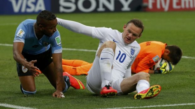 Wayne Rooney sice prolomil střeleckou smůlu, ale Anglii k bodům nepomohl