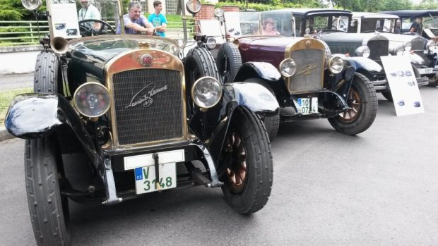 Majitelé historických aut oslavili sto let motosportu v Plzni