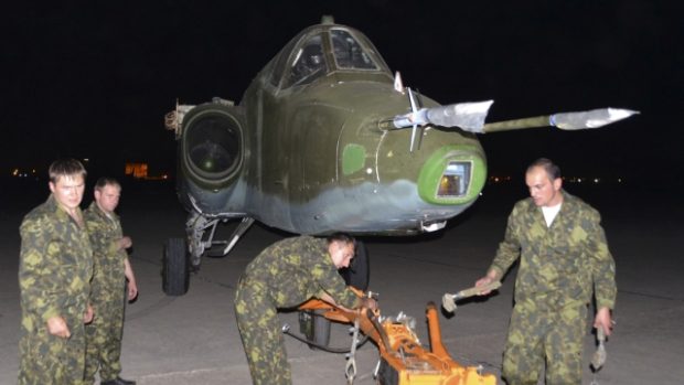 Ruští vojáci vykládají stíhačky Su-25 na základně v Bagdádu