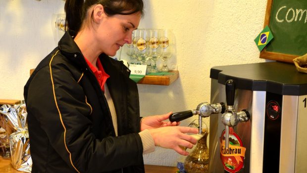 Dva podnikatelé tu založili pivovar Edelbrau. Dělají pivo podle německého receptu a mají s ním v regionu úspěch - německé má v Brazílii dobrou pověst