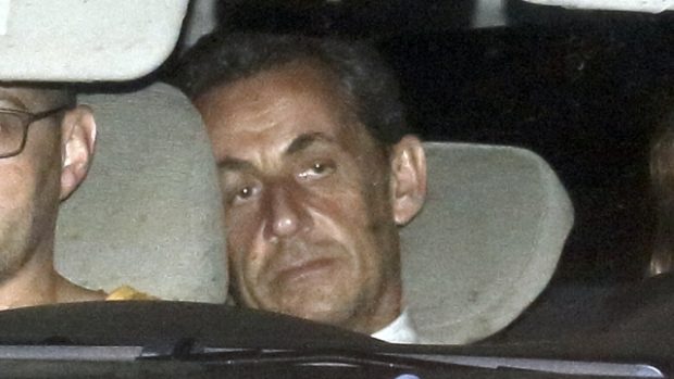 Bývalý francouzský prezident Nicolas Sarkozy je přivážen k výslechu na finanční policii