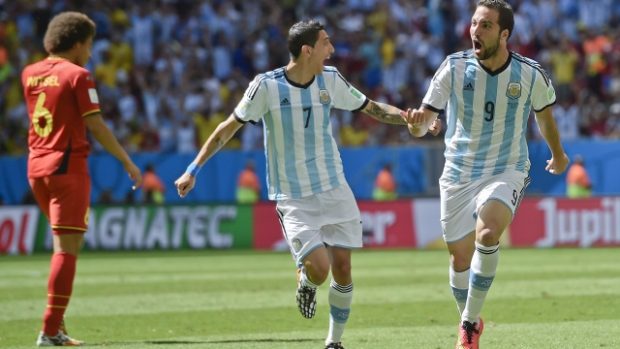Útočník Argentiny Higuaín se raduje z jediného gólu ve čtvrtfinálovém utkání s Belgií