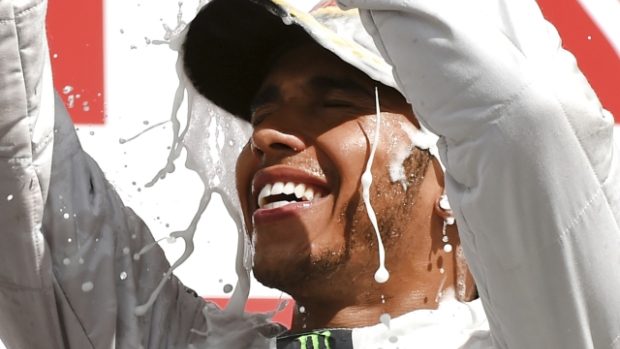 Lewis Hamilton se raduje z vítězství ve Velké ceně Británie