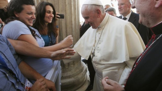Papež František se zdraví s věřícími