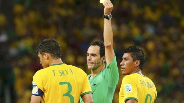 Druhá žlutá karta znamenala semifinálový stop pro brazilského stopera Thiaga Silvu
