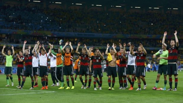 Němečtí fotbalisté se radují z výhry nad Brazílií v semifinále MS