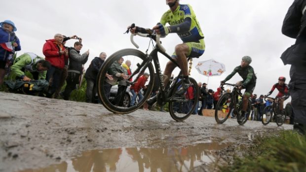 Cyklisty trápily nejen dlažební kostky, ale také vytrvalý déšť