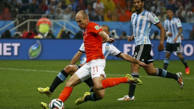 Arjen Robben nevyužil největší šanci zápasu, druhé semifinále ale mnoho pohledných akcí nenabídlo