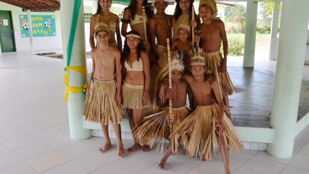 Děti kmene Tapeba pózují v tradičním kmenovém oblečení
