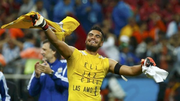Argentinský brankář Sergio Romero slaví postup do finále MS. K vyřazení Holanďanů přispěl dvěma chycenými penaltami