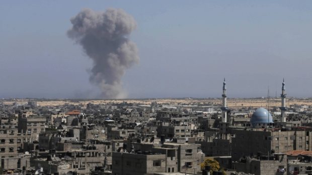 Počet obětí izraelských náletů na pásmo Gazy už přesáhl stovku