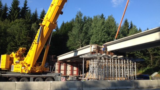 Usazování mostní konstrukce na 107. kilometru dálnice D1 u Jihlavy