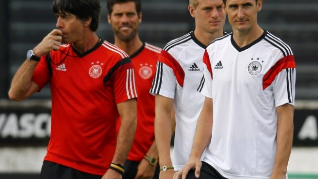 Německý trenér Joachim Loew (vlevo) a hráči Miroslav Klose (vpravo) a Toni Kroos (druhý prava)