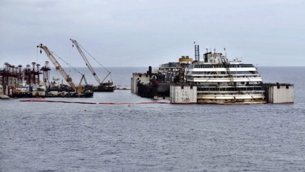 Vyzvedávání vraku lodi Costa Concordia u ostrova Giglio