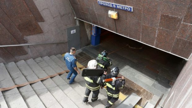 Členové moskevských zásahových složek vchází do metra. Při vykolejení soupravy tam zemřelo na 20 lidí