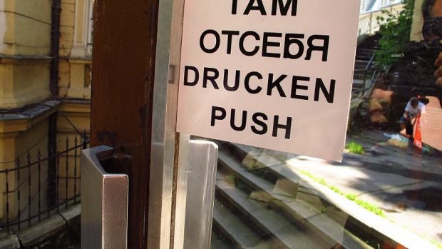 Otevírání dveří - nápisy v několika jazycíh