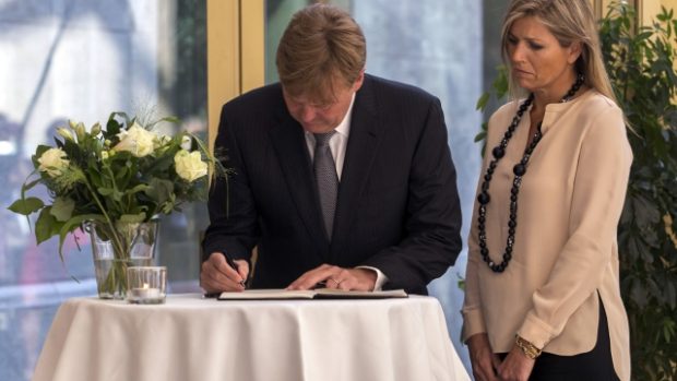 Nizozemský král Vilém-Alexandr s manželkou podepisují kondolenční knihu pro oběti tragédie. V troskách malajsijského letadla zahynulo 189 nizozemských občanů