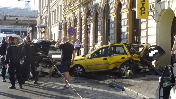 Řidič BMW narazil v Hybernské ulici do zaparkovaných aut. Jedno z nich vylétlo na chodník, kde zranilo šest chodců