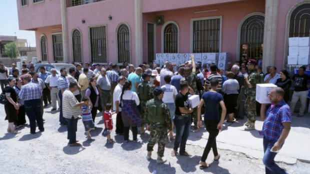 Iráčtí křesťané vyhnaní z Mosulu čekají na humanitární pomoc