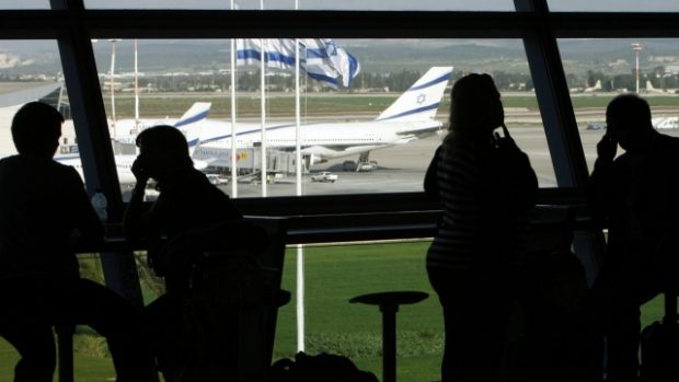 Mezinárodní letiště u Tel Avivu. Raketa Hamásu nedaleko odtud v úterý zranila dva lidi