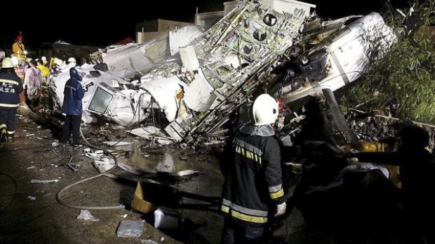 Záchranáři zkoumají trosky letounu ATR-72 společnosti TransAsia Airways