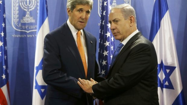 Americký ministr zahraničí John Kerry a izraleský premiér Benjamin Netanyahu v Tel Avivu
