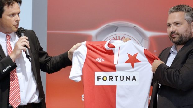 Ředitel komunikace SK Slavia Praha Jiří Vrba a ředitel marketingu společnosti Fortuna Zdeněk Lang (vpravo) představili dres Slavie pro novou sezonu