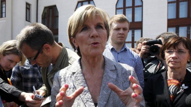 Australská ministryně zahraničí Julie Bishopová mluví s novináři při své návštěvě v Charkově