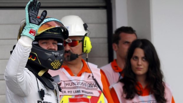 Nico Rosberg zdraví diváky poté, co vybojoval první místo v kvalifikaci na Velkou cenu Maďarska