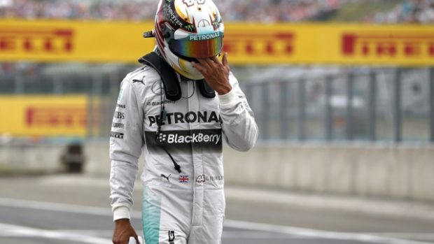 Lewis Hamilton musel v kvalifikaci nechat svůj vůz na trati, jeho mercedesu hořel totiž motor