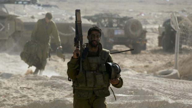 Izraelský voják poblíž Pásma Gazy poté, co zkolabovalo příměří