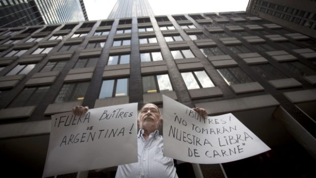 Osamělý demonstrant před budovou newyorského soudu, kde vyčkával na rozhodnutí o vývoji argentinského dluhu