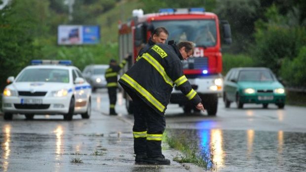 Dopravní komplikace způsobil silný déšť v brněnské Jedovnické ulici
