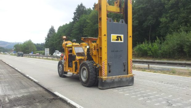 Gilotina - Wirtgen BTZ 7000 rozbíjí beton na dálnici D1