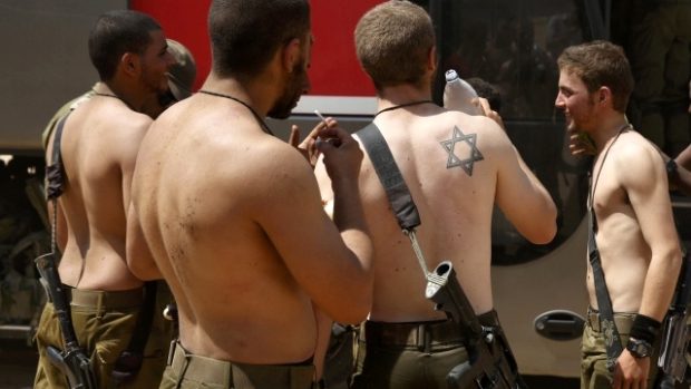 Izraelští vojáci odpočívají po návratu z pásma Gazy
