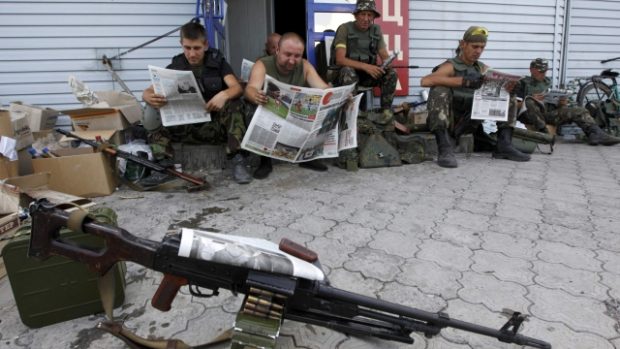 Ukrajinští vojáci se snaží vytlačit proruské separatisty z Doněcka