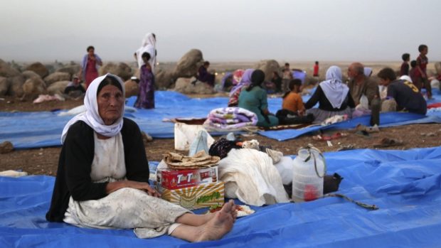 Jezídové na útěku před Islámským státem. V pustých Sindžárských horách je asi 40.000 jezídů bez jídla a vody a podle UNICEFu už zemřelo několik desítek dětí na dehydrataci