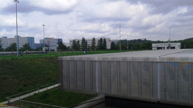 Vpravo zapustěný bazén, vlevo Velodrom, na kterém se poplave bazénová část ME