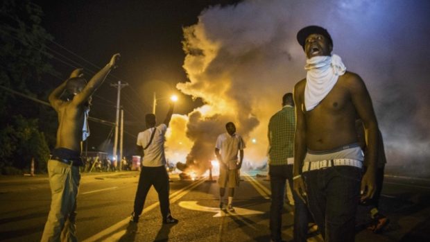 Protesty ve Fergusonu neutichají